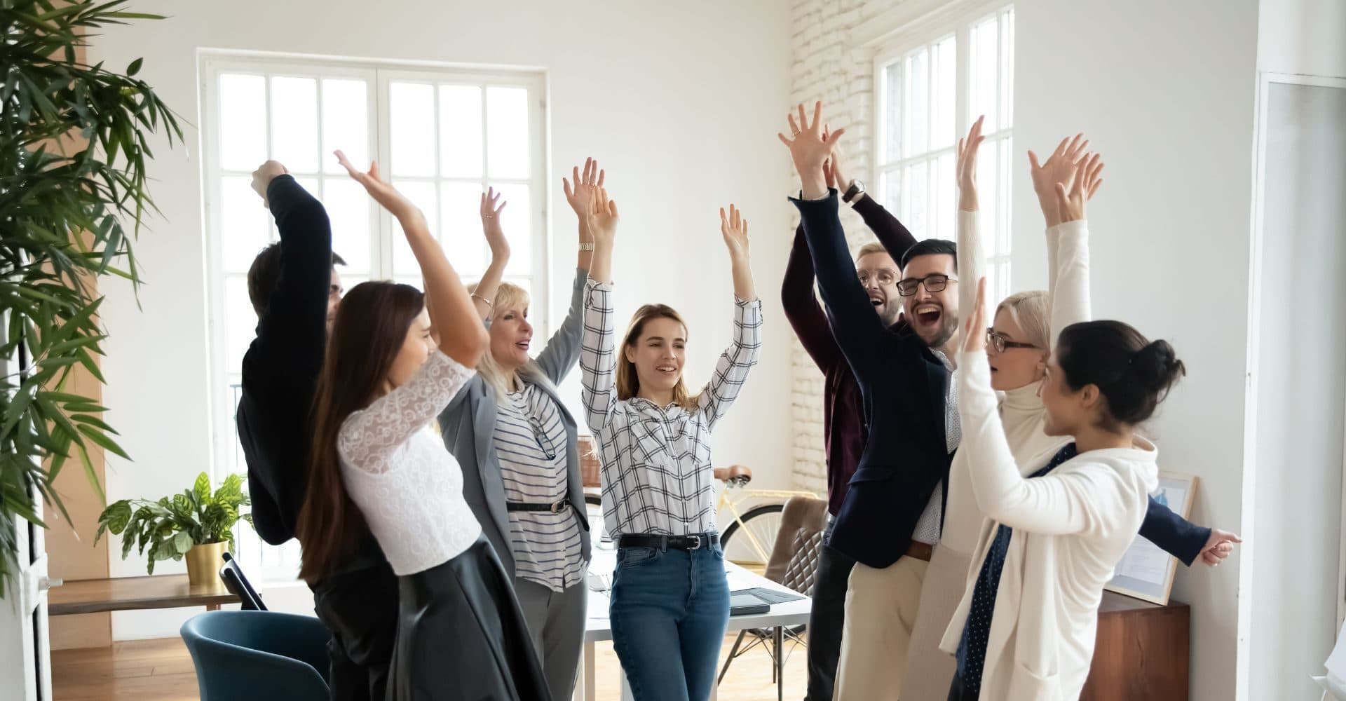 Equipo de una empresa celebrando tras un team building